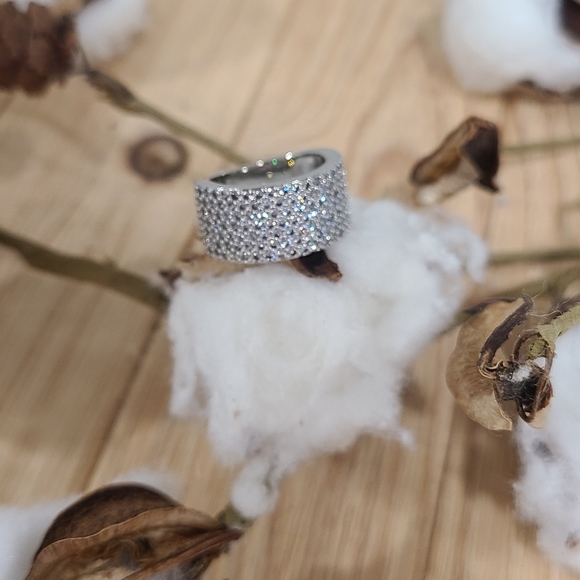 🤍🩶NEW🤍🩶GORGEOUS!! Tiny CZ'S Silver Plated Band Ring - Picture 2 of 14